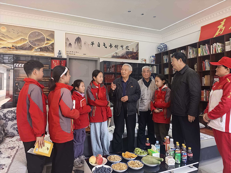 丰县老干部、老党员、老战士给到探梅书院研学的学生讲红色故事