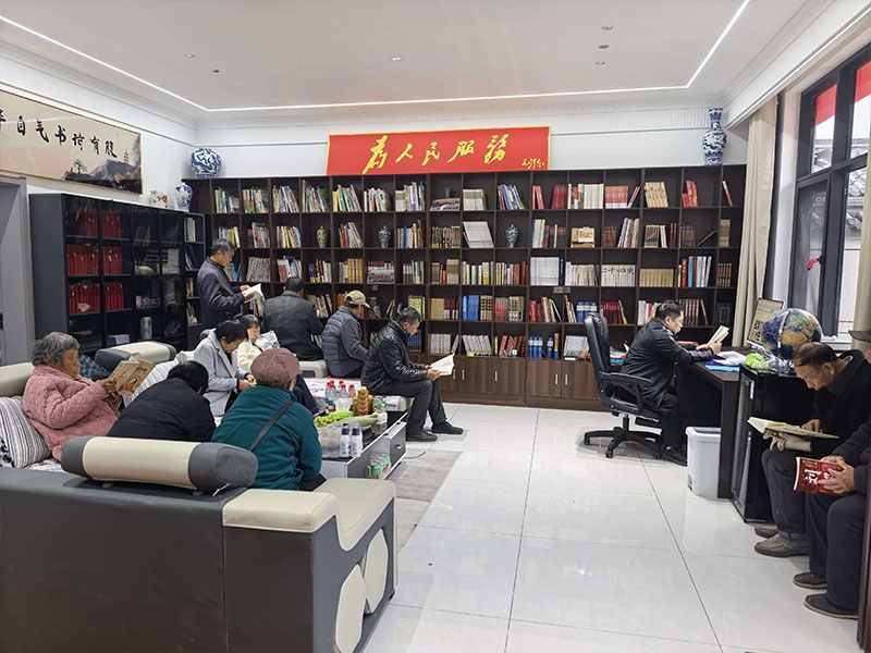 村民业余时间到探梅书院阅读学习