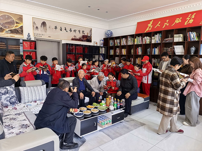 丰县老干部、老党员、老战士给到探梅书院研学的学生讲红色故事