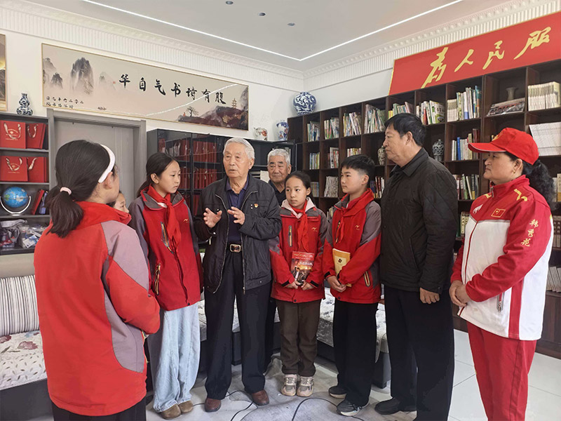丰县老干部、老党员、老战士给到探梅书院研学的学生讲红色故事