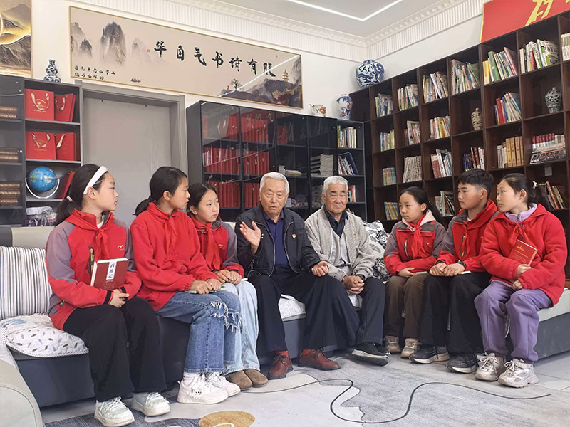 丰县老干部、老党员、老战士给到探梅书院研学的学生讲红色故事