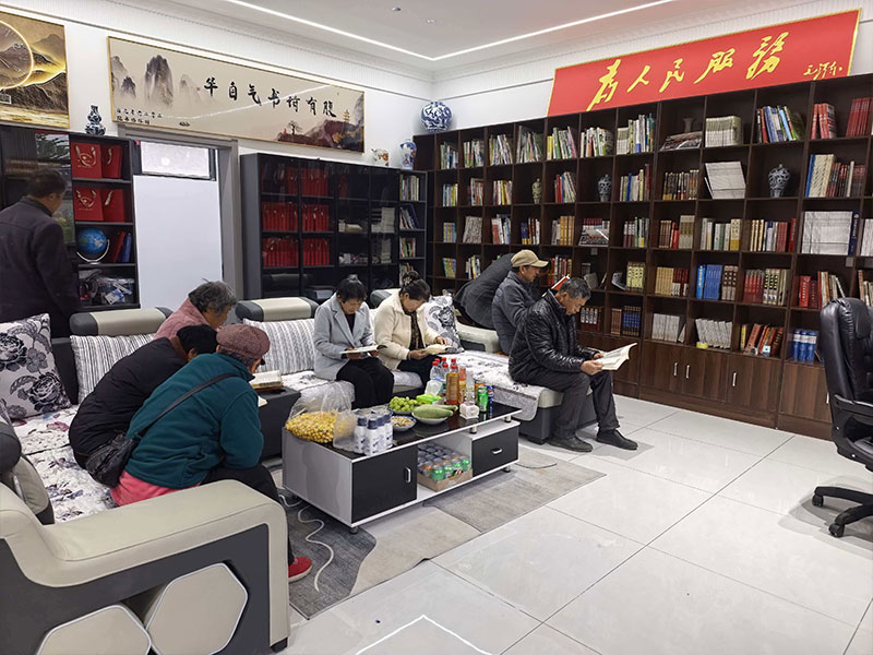村民业余时间到探梅书院阅读学习