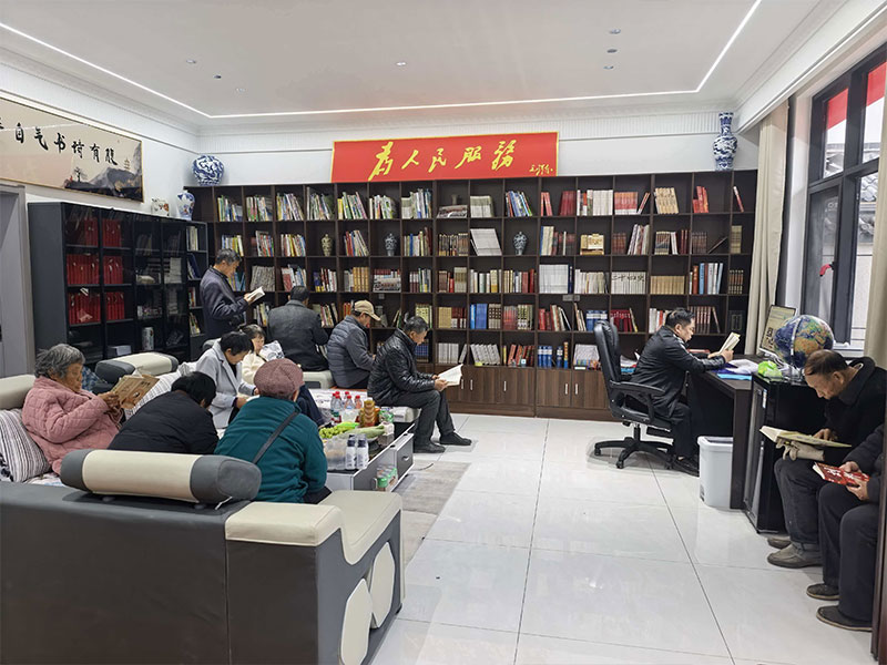 村民业余时间到探梅书院阅读学习