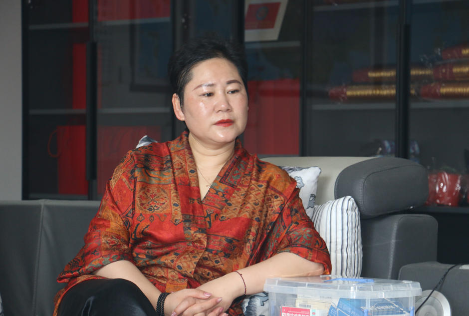 丰县爱心人士刘丹邹诗茟捐笔记本50本签字笔50支