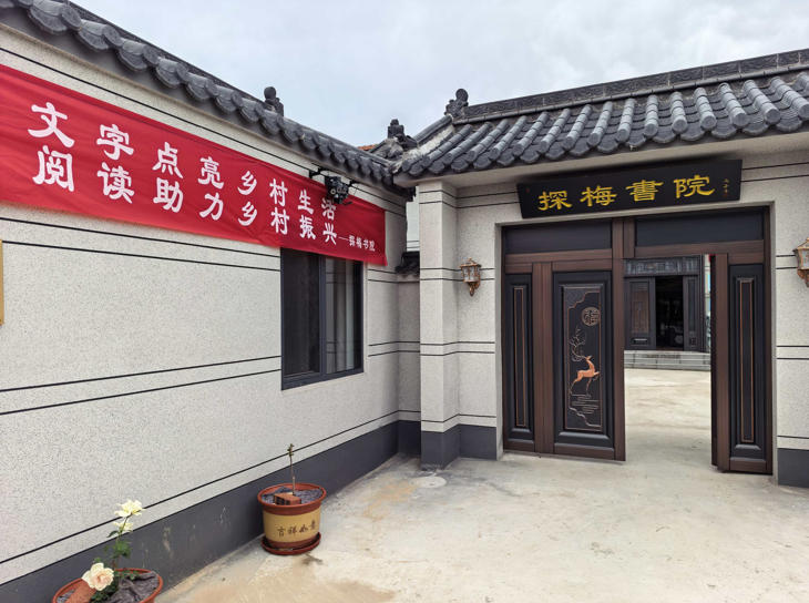 爱心人士张继化捐赠书籍325本