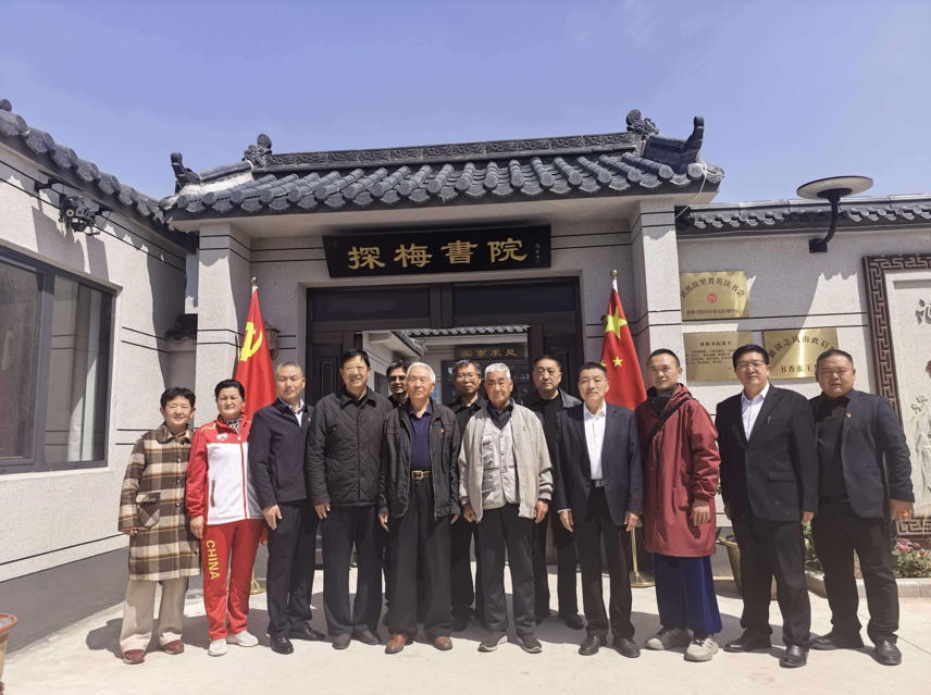爱心人士张继化捐赠书籍325本