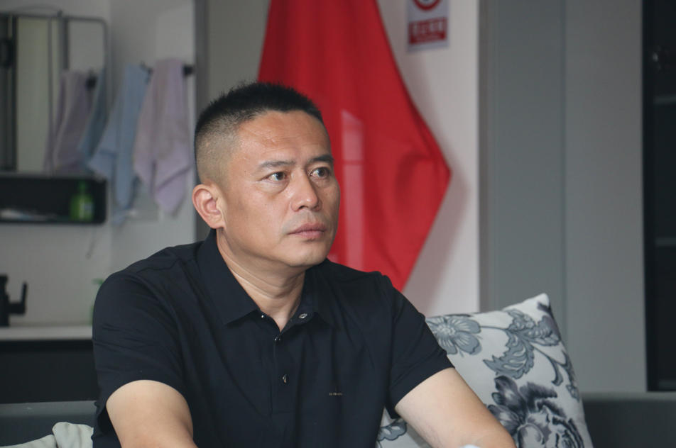 丰县爱心人士刘丹邹诗茟捐笔记本50本签字笔50支
