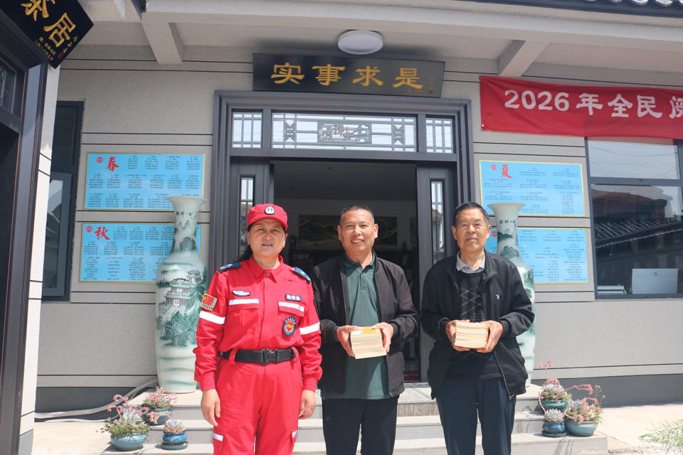 丰县爱心人士刘丹捐赠矿泉水5箱