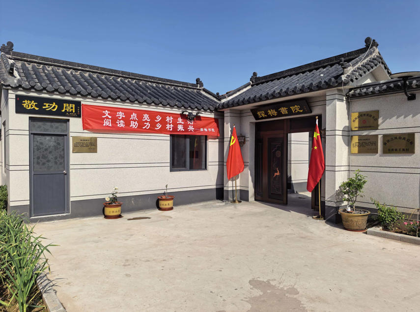 爱心人士张继化捐赠书籍325本