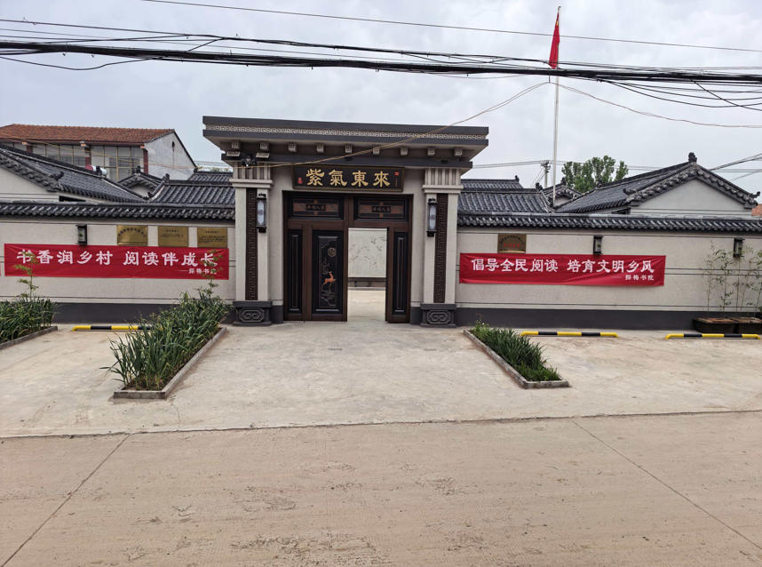 爱心人士张继化捐赠书籍325本