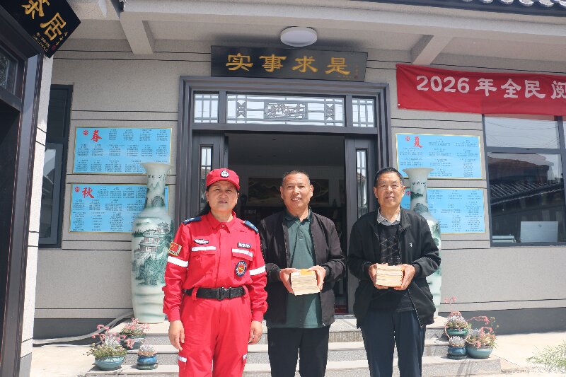 大爱人士张建伟累计捐书37本老花镜2副