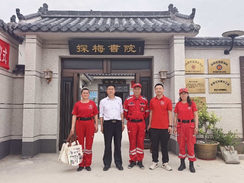 爱心人士韩秀花捐赠书画院桌布12平米
