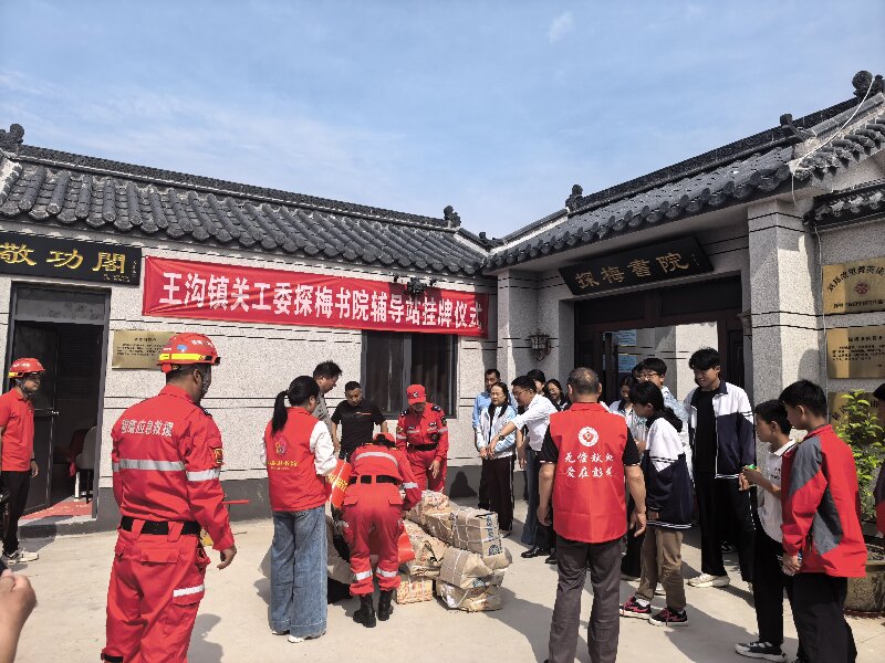 大爱人士张建伟累计捐书37本老花镜2副