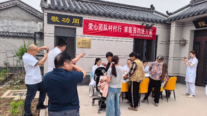 江苏最美医务工作者孙绪峰带7人团队到探梅书院义诊