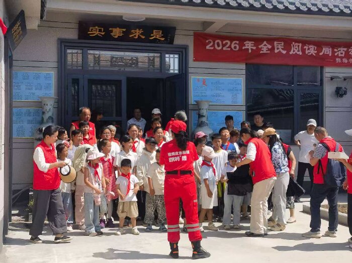 心系乡村书香 党员捐书暖童心