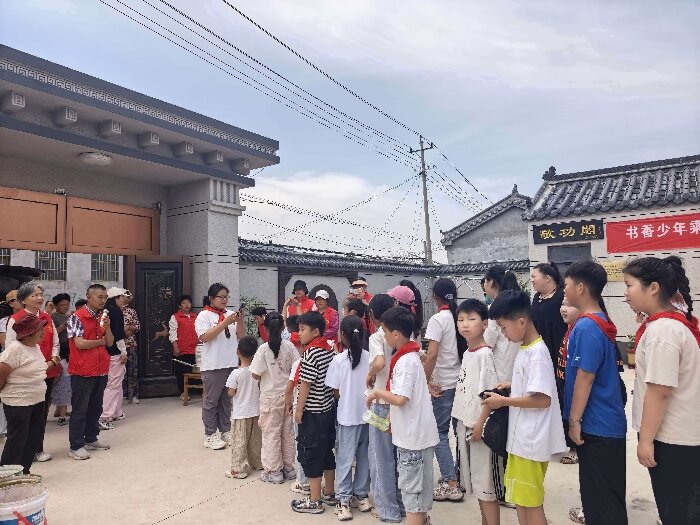 心系乡村书香 党员捐书暖童心