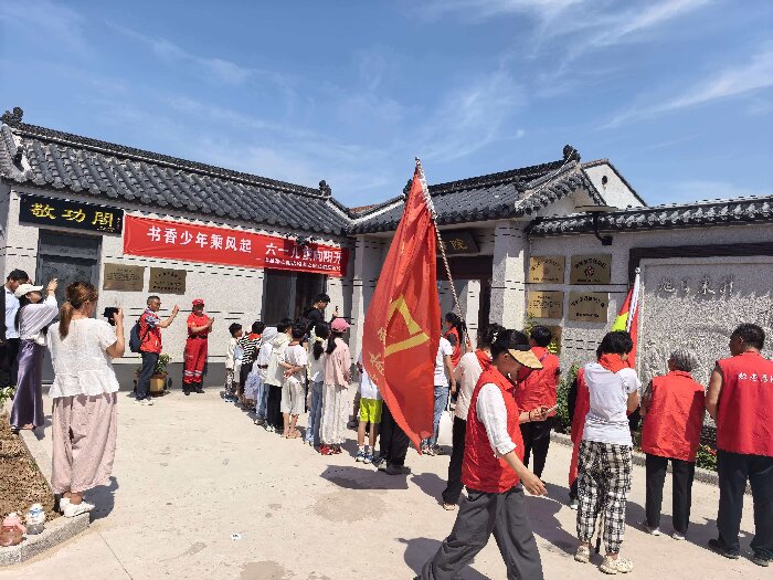心系乡村书香 党员捐书暖童心