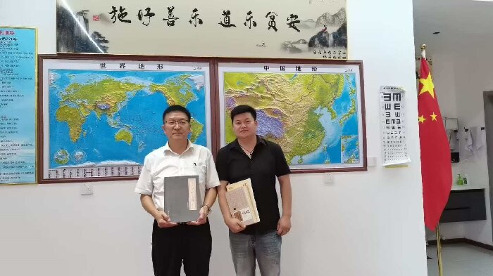 西安书画家曹振号不远千里到探梅书院捐赠字画
